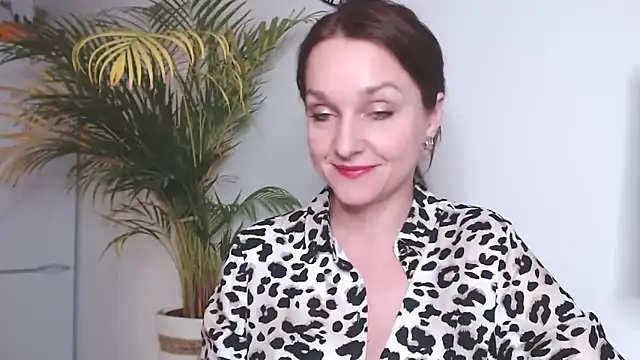 Snapshot of AliciaDesire chatting on March 17, 2025, 5:49 pm AliciaDesire online show from March 17, 2025, 5:49 pm