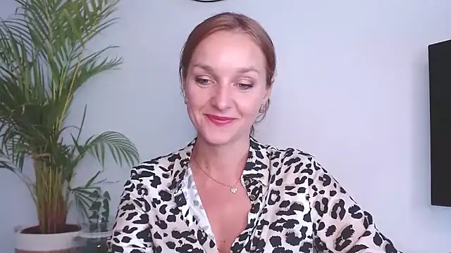 Snapshot of AliciaDesire chatting on September 12, 2025, 6:35 am AliciaDesire online show from September 12, 2025, 6:35 am