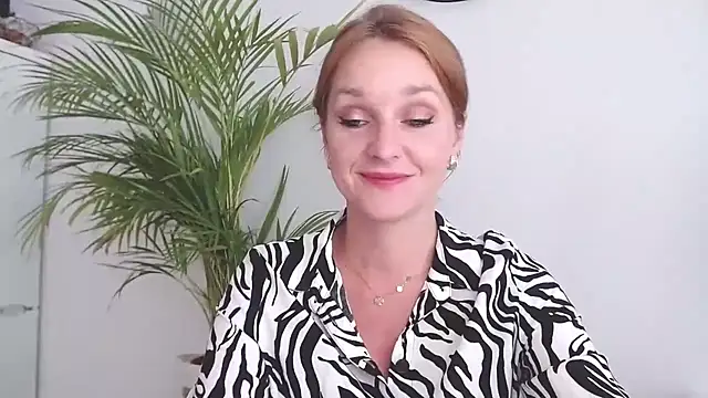 Snapshot of AliciaDesire chatting on September 29, 2025, 1:38 pm AliciaDesire online show from September 29, 2025, 1:38 pm