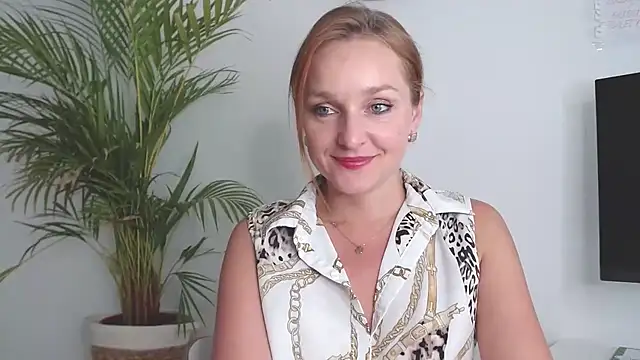 Snapshot of AliciaDesire chatting on October 15, 2025, 1:33 pm AliciaDesire online show from October 15, 2025, 1:33 pm