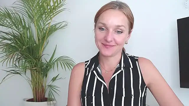 Snapshot of AliciaDesire chatting on October 16, 2025, 1:12 pm AliciaDesire online show from October 16, 2025, 1:12 pm