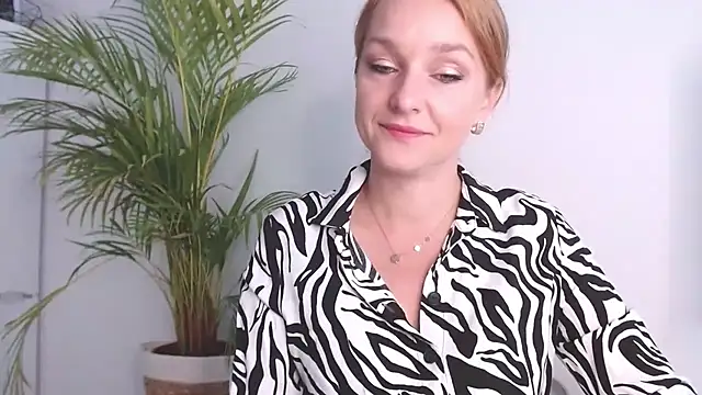 Snapshot of AliciaDesire chatting on October 17, 2025, 5:54 am AliciaDesire online show from October 17, 2025, 5:54 am