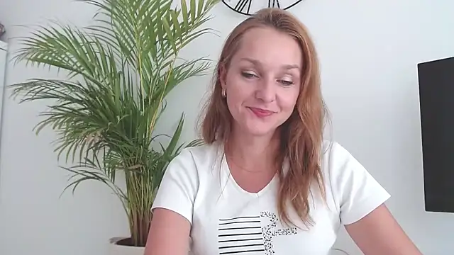 Snapshot of AliciaDesire chatting on October 20, 2025, 1:00 pm AliciaDesire online show from October 20, 2025, 1:00 pm