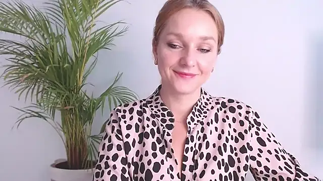 Snapshot of AliciaDesire chatting on October 30, 2025, 6:59 am AliciaDesire online show from October 30, 2025, 6:59 am