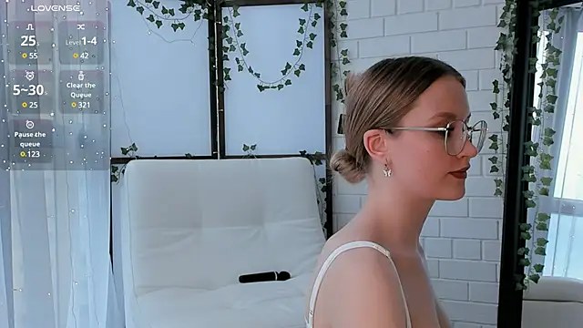 IsabellaTorrance online show from February 28, 2025, 9:58 am