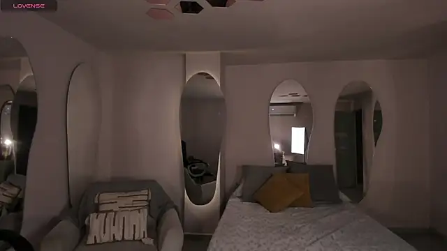 DolcieElliot online show from February 19, 2025, 12:00 pm