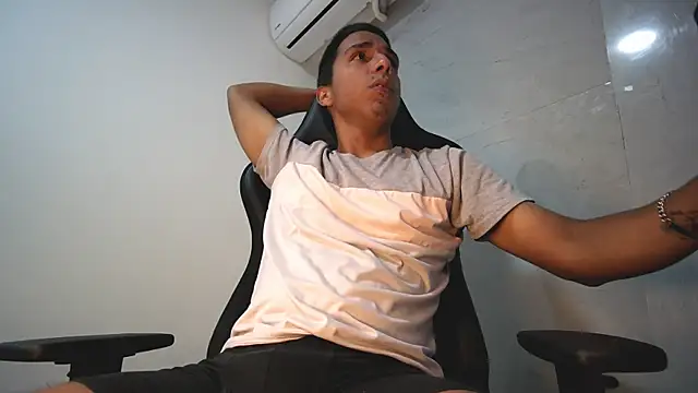 Snapshot of michaelhotbbc chatting on October 12, 2025, 2:43 am michaelhotbbc online show from October 12, 2025, 2:43 am