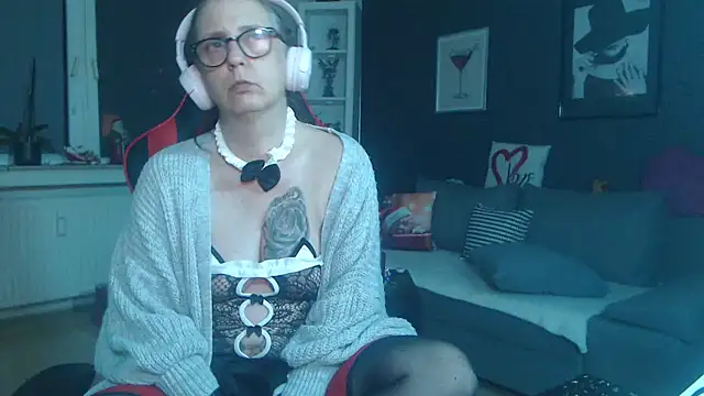 Snapshot of EiskalterEngel74 chatting on December 7, 2024, 10:50 pm EiskalterEngel74 online show from December 7, 2024, 10:50 pm