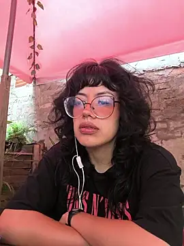 Snapshot of Fun_Everywhere chatting on April 1, 2026, 10:18 pm Fun Everywhere online show from April 1, 2026, 10:18 pm