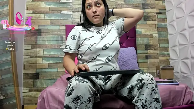 KataleyaStiward online show from December 1, 2025, 1:27 pm