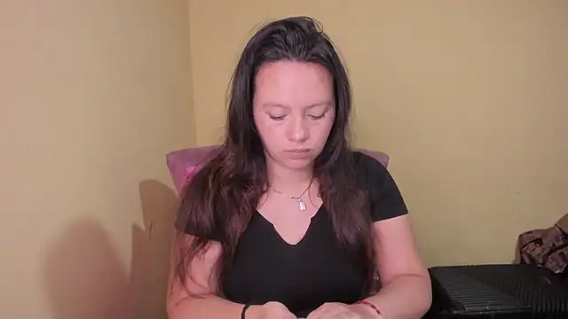 lauraguzman online show from June 17, 2026, 3:09 am