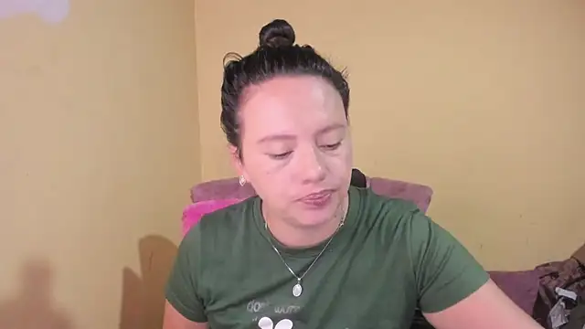 lauraguzman online show from June 26, 2026, 3:44 am