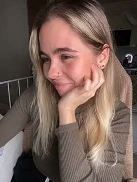 SkyBriii online show from December 3, 2024, 6:49 pm