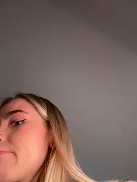 SkyBriii online show from December 8, 2024, 6:28 pm