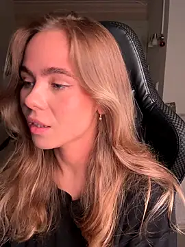 SkyBriii online show from September 17, 2025, 6:53 pm