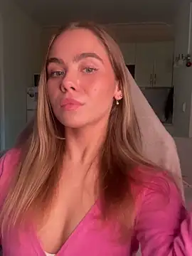 SkyBriii online show from September 18, 2025, 2:19 pm