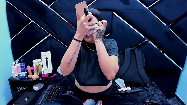 Sarah Hornny online show from November 12, 2025, 4:24 am