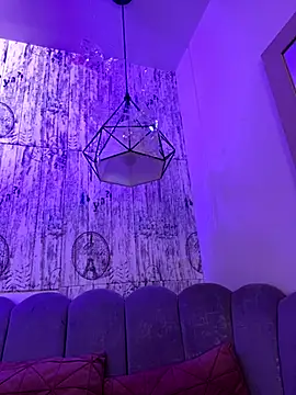 AbyThompson online show from December 2, 2025, 4:35 pm