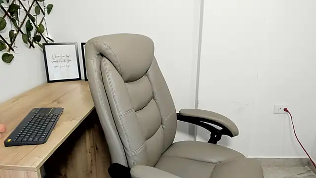 Madeleine  w online show from November 11, 2025, 12:10 am