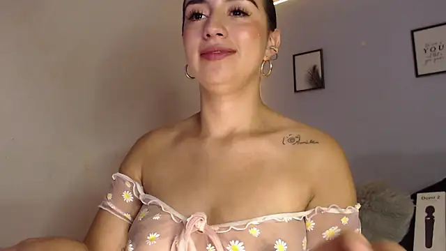 Snapshot of SophiaJoliebm chatting on December 6, 2024, 7:32 am SophiaJoliebm online show from December 6, 2024, 7:32 am