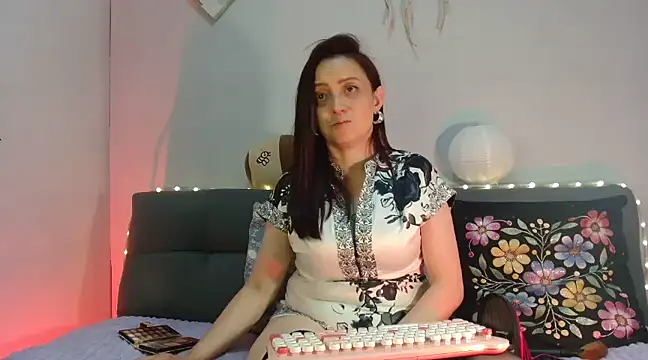 Snapshot of catalinamommyx chatting on February 13, 2025, 11:15 pm catalinamommyx online show from February 13, 2025, 11:15 pm