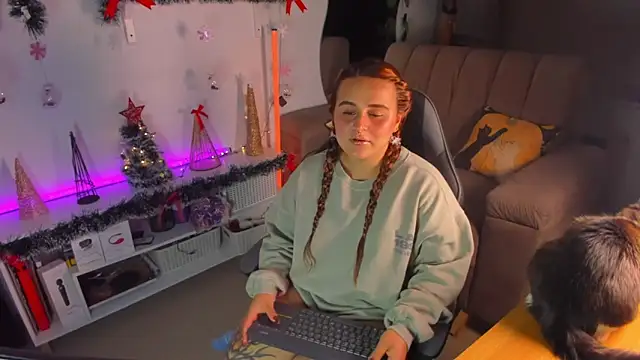 evy orange1 online show from December 17, 2025, 1:11 am