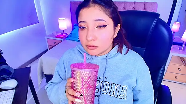 Emma monserrat online show from November 13, 2025, 7:35 pm