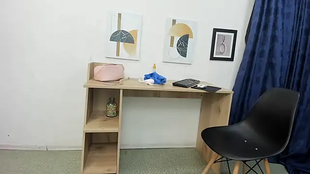 Snapshot of Emma_Jnes chatting on December 23, 2024, 9:18 pm Emma Jnes online show from December 23, 2024, 9:18 pm