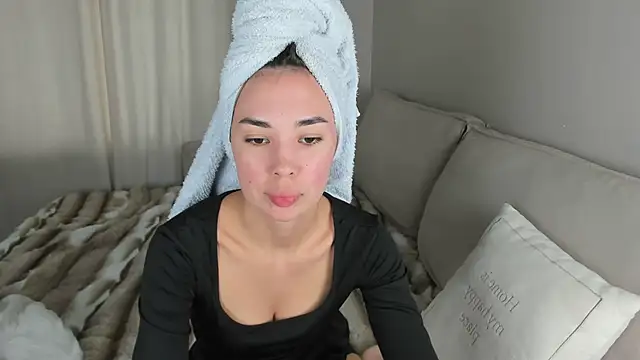 nilliluv online show from April 15, 2026, 5:36 am