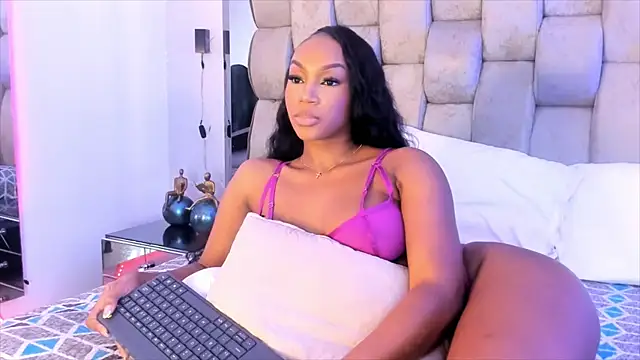 ChaynnaCooper online show from January 18, 2025, 5:15 pm