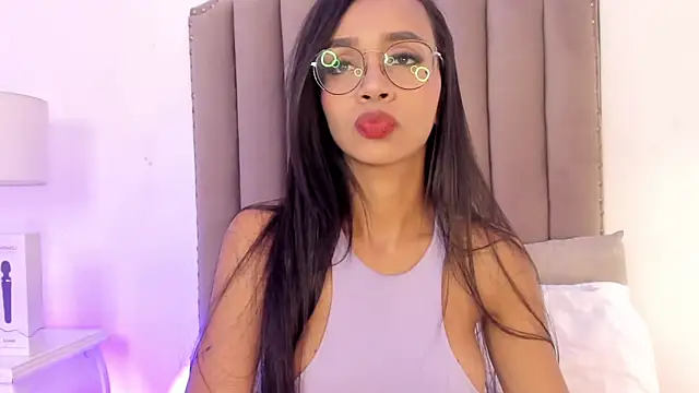SamanthaFerrer   online show from February 4, 2025, 7:44 pm