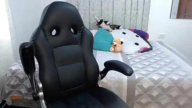 scarlet-foox online show from January 9, 2026, 1:36 pm