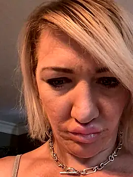 camdanz777 online show from September 18, 2025, 4:20 pm