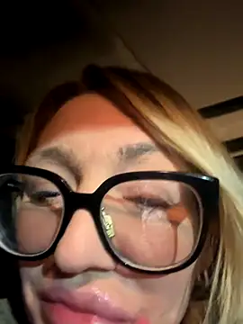 camdanz777 online show from October 28, 2025, 5:44 am