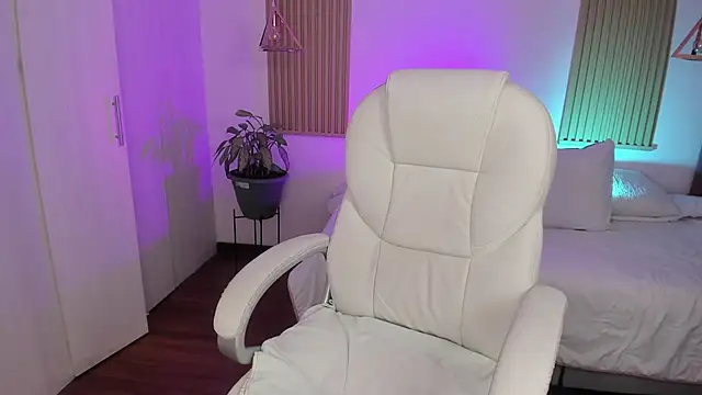 Kendall Bunnyy online show from November 11, 2025, 8:42 pm