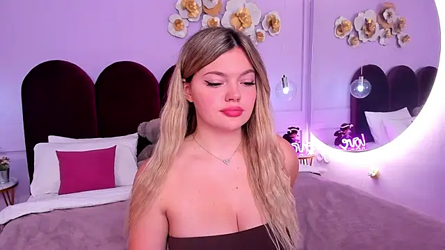 Snapshot of ZaraBloom chatting on October 15, 2025, 3:56 pm ZaraBloom online show from October 15, 2025, 3:56 pm