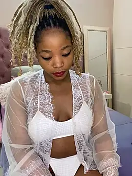 Snapshot of ItsLeyaa chatting on January 14, 2025, 12:11 am ItsLeyaa online show from January 14, 2025, 12:11 am