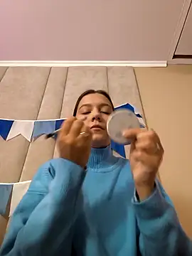 AliceBrayan online show from October 3, 2025, 5:04 am