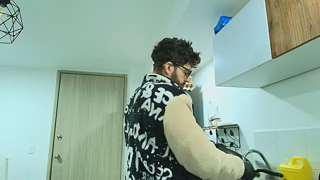 Snapshot of thomas_gun chatting on February 24, 2026, 1:14 am thomas gun online show from February 24, 2026, 1:14 am