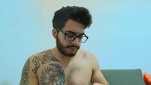 Snapshot of thomas_gun chatting on March 1, 2026, 4:36 am thomas gun online show from March 1, 2026, 4:36 am