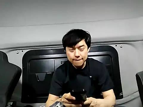 whitebriefboy online show from September 29, 2025, 4:01 pm