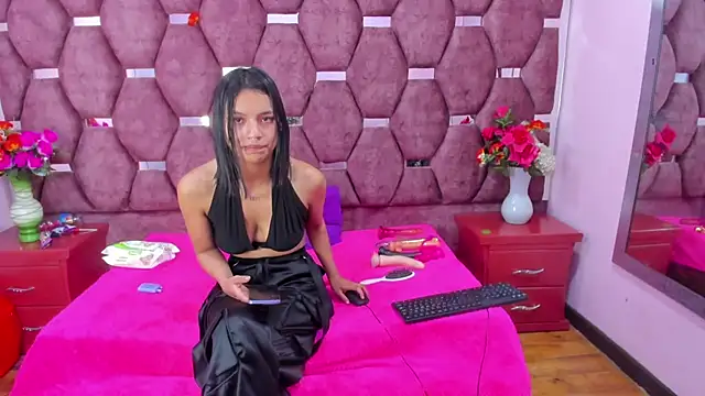 Snapshot of SaraLoveee_ chatting on December 7, 2024, 10:01 am SaraLoveee online show from December 7, 2024, 10:01 am