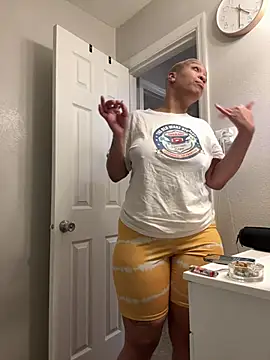 Snapshot of SexyHoneyRedd chatting on June 26, 2026, 8:30 am SexyHoneyRedd online show from June 26, 2026, 8:30 am