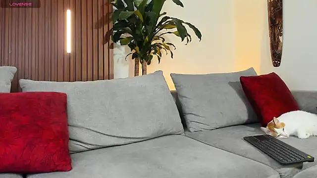 lucasanto  online show from April 11, 2026, 4:39 am