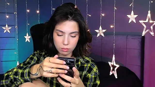 Stacy Gonzales  online show from October 18, 2025, 9:43 am