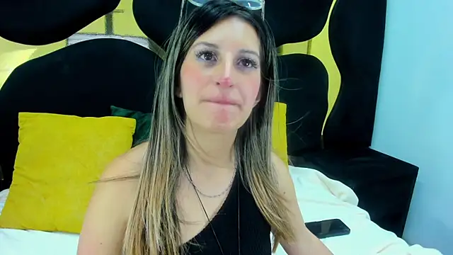 GiaRoussel online show from December 1, 2025, 9:31 pm