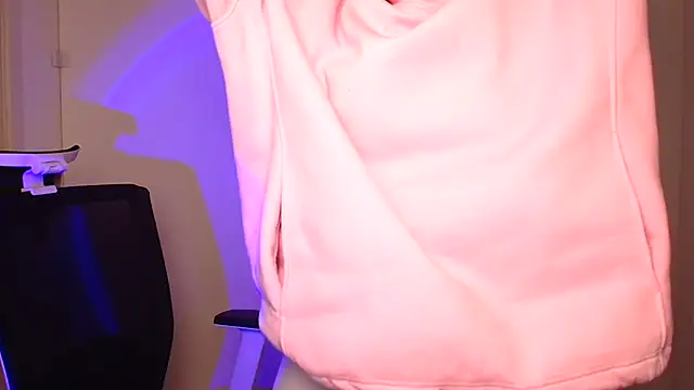 Snapshot of Fantasy_July chatting on December 20, 2024, 9:43 am Fantasy July online show from December 20, 2024, 9:43 am