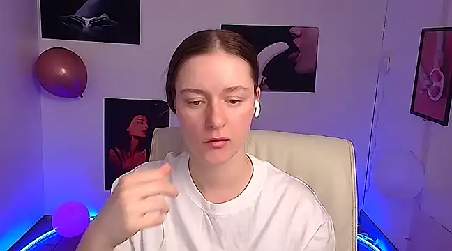 Snapshot of Fantasy_July chatting on March 12, 2025, 4:24 pm Fantasy July online show from March 12, 2025, 4:24 pm