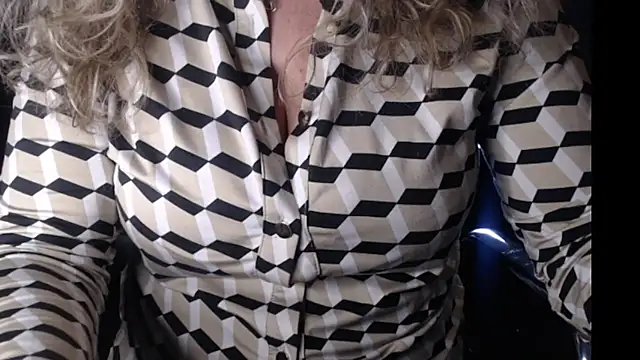 JenniLowen online show from January 10, 2025, 6:28 pm