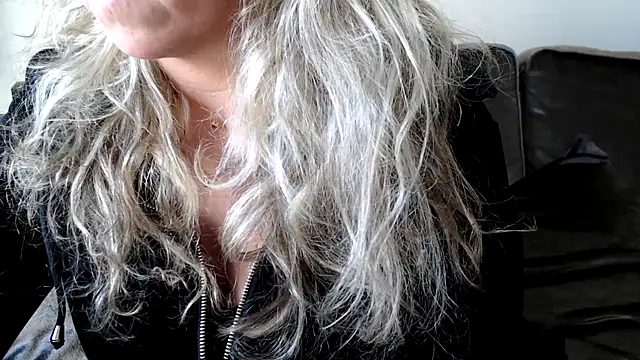 JenniLowen online show from March 6, 2025, 3:13 pm